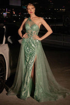 Mujer con vestido de fiesta verde esmeralda con transparencias y abertura, ideal para XV años o boda