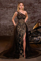 Mujer con vestido de gala negro y dorado, escote asimétrico y abertura, junto a una moto clásica.