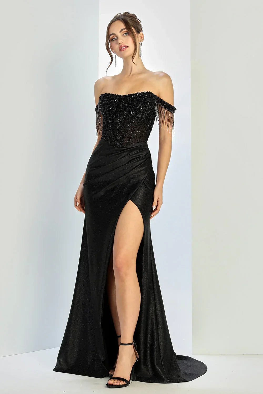 Vestido negro largo con hombros descubiertos, lentejuelas y abertura lateral para fiesta elegante