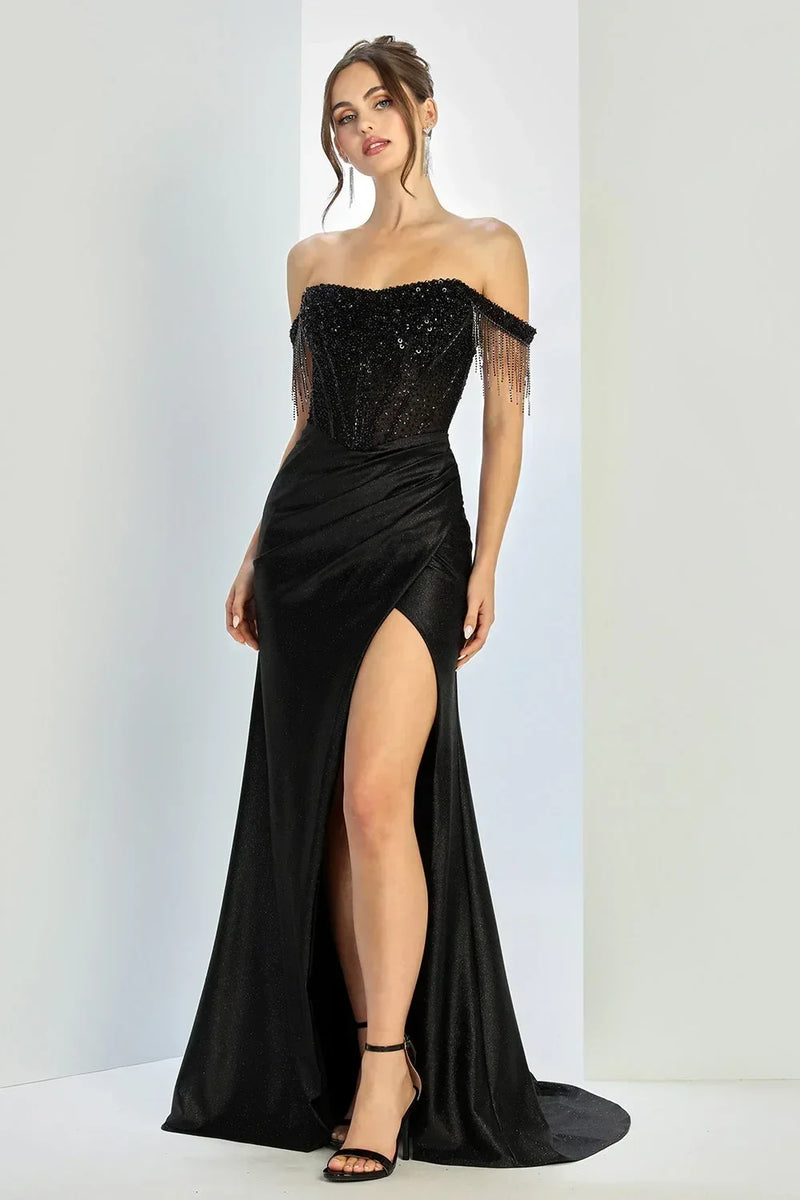 Vestido negro largo con hombros descubiertos, lentejuelas y abertura lateral para fiesta elegante