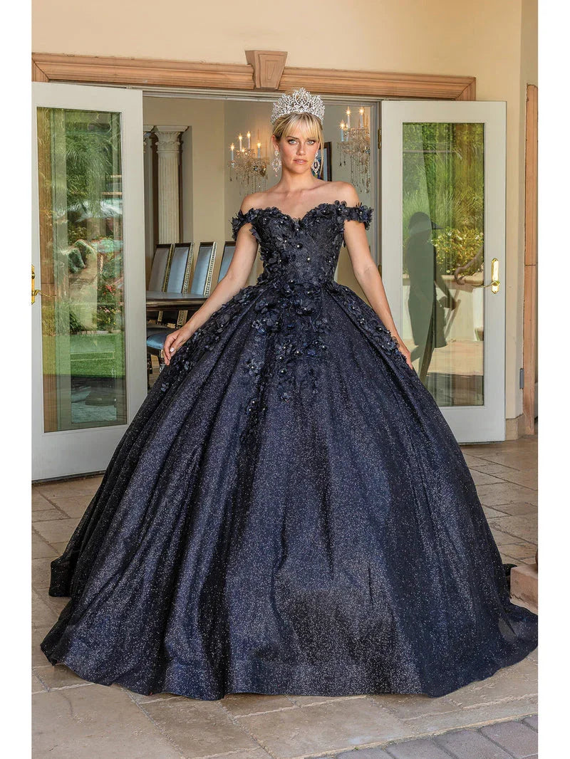 Mujer con vestido de XV años negro brillante y corona, ideal para fiesta elegante.
