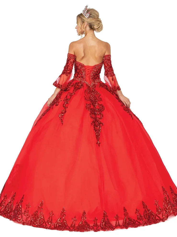 Vestido de XV años rojo con bordados y corona, falda amplia y hombros descubiertos