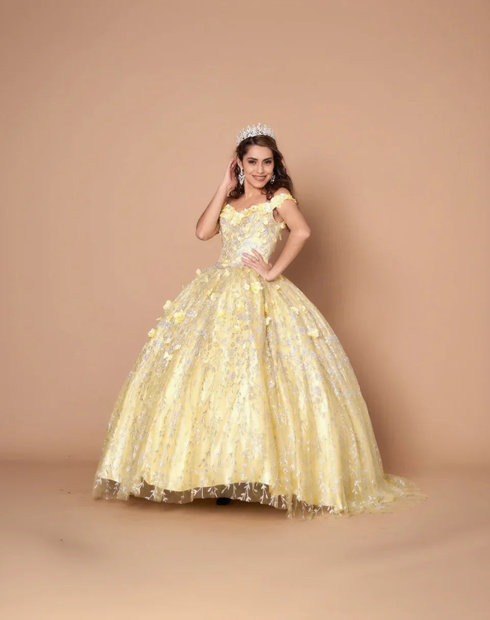 Joven con vestido de XV años amarillo, corona y fondo beige, moda elegante para fiesta