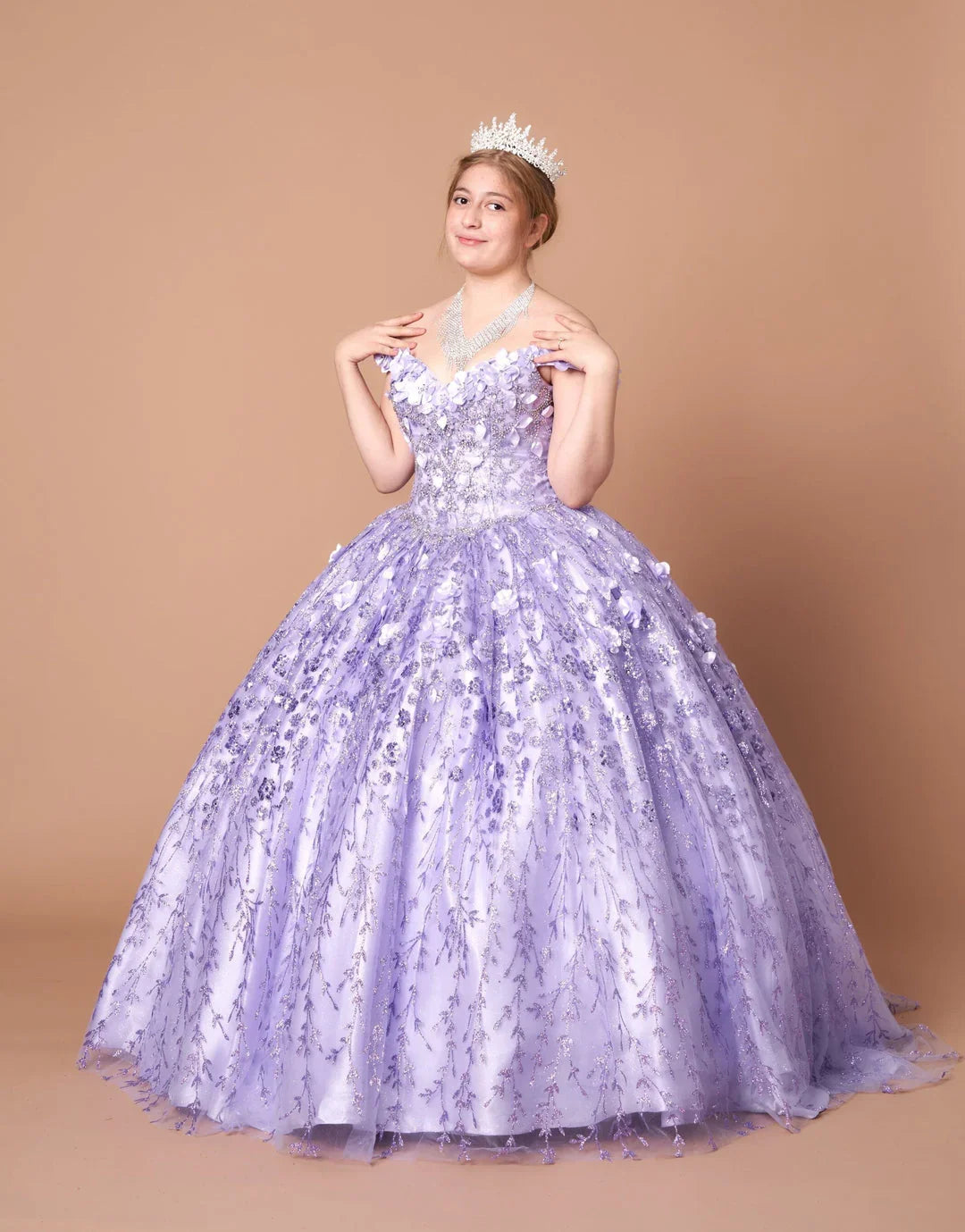 Joven con vestido de XV años lila bordado, tiara y collar brillante, fondo beige, vestido elegante.