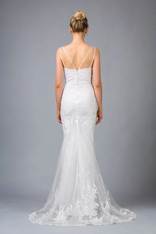 Vestido de novia elegante con tirantes finos, espalda descubierta y encaje, fondo gris.