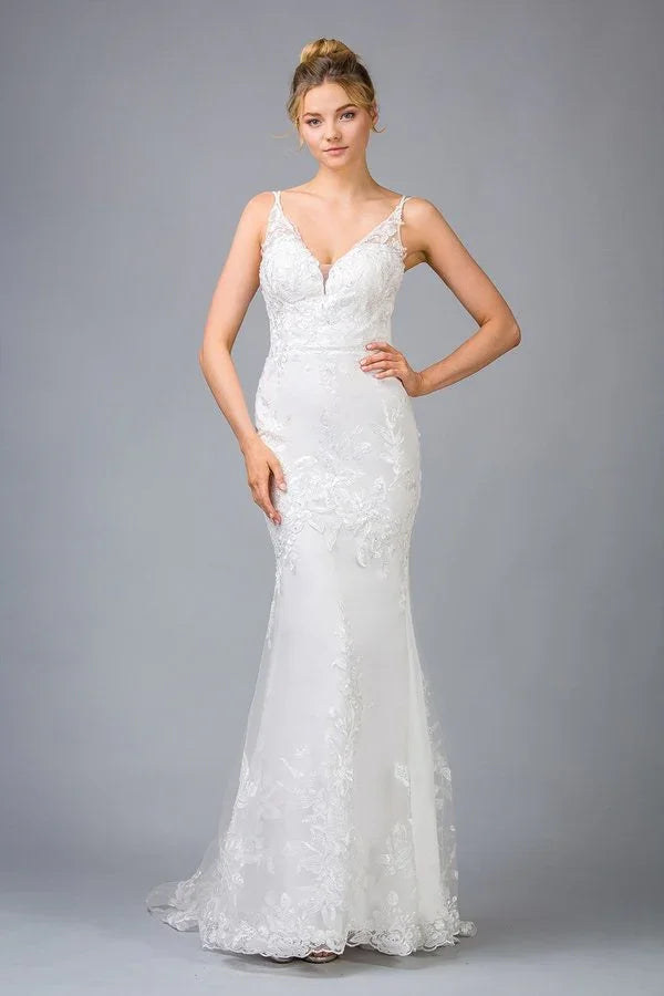 Vestido de novia ajustado con encaje floral y tirantes finos, ideal para boda elegante.