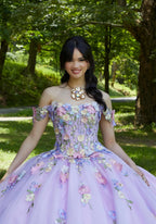 Joven con vestido de XV años lila con flores 3D en un jardín, look elegante y femenino