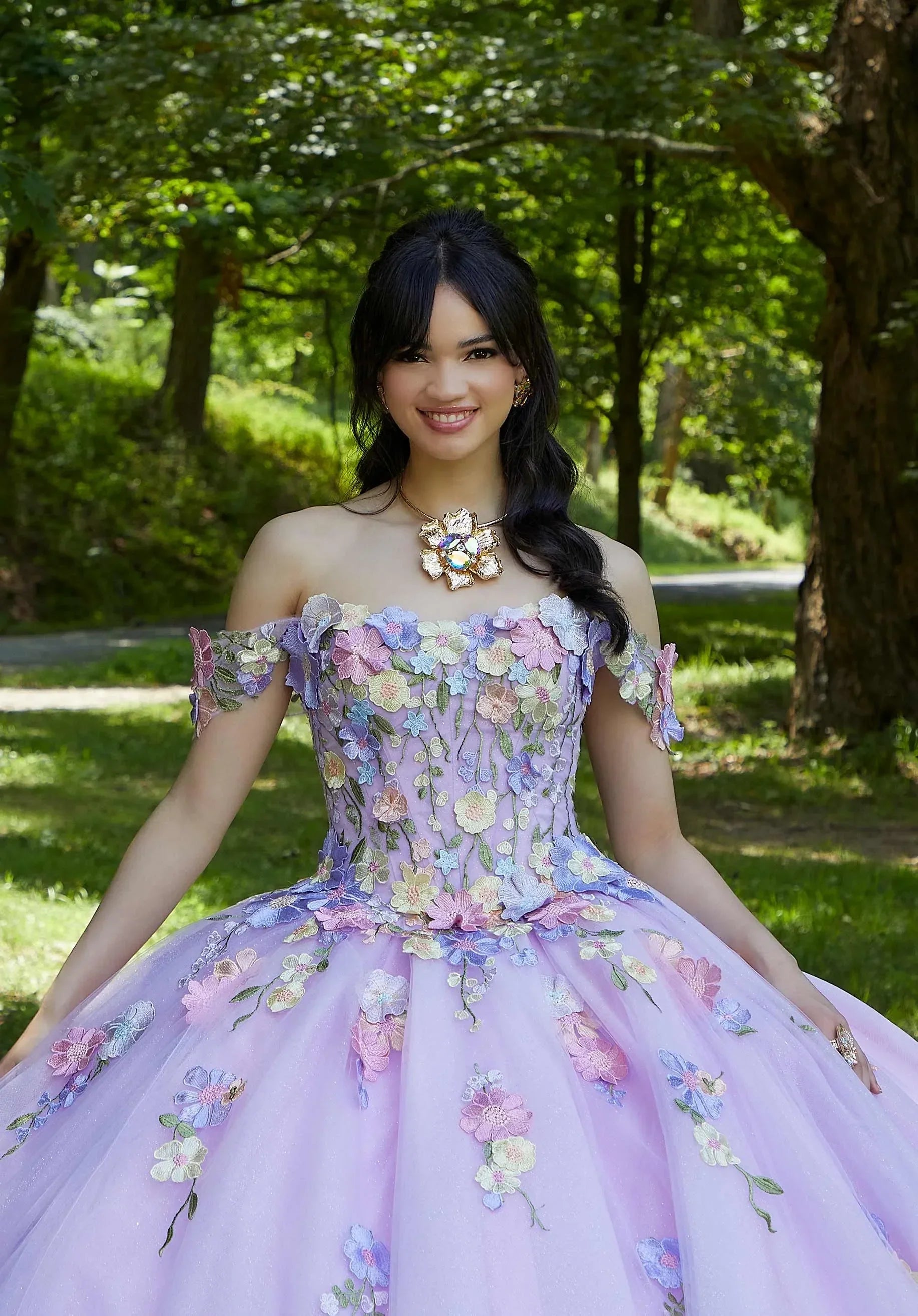 Joven con vestido de XV años lila con flores 3D en un jardín, look elegante y femenino