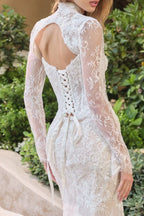Vestido de novia ajustado de encaje blanco con manga larga y escote en la espalda.