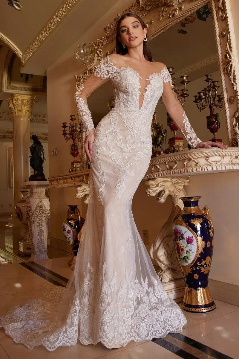 Vestido de novia con encaje y manga larga, diseño elegante para boda en ambiente lujoso