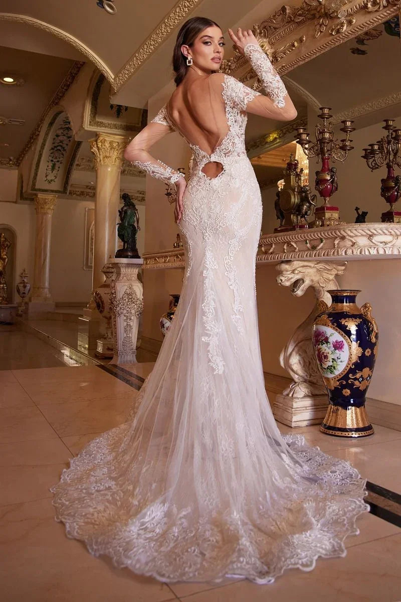 Mujer con vestido de novia blanco encaje, espalda descubierta, elegante salón decorado.