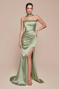 Mujer con vestido de fiesta largo satinado verde, escote strapless y abertura en pierna.