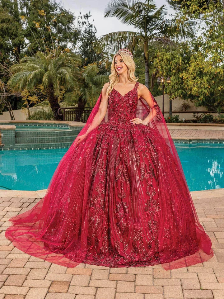 Joven con vestido de XV años rojo brillante y corona elegante junto a una alberca, ideal para fiesta especial o celebración de quinceañera.
