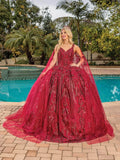 Joven con vestido de XV años rojo brillante y corona elegante junto a una alberca, ideal para fiesta especial o celebración de quinceañera.