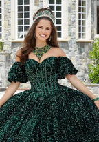 Joven con vestido de XV años verde esmeralda con pedrería, tiara y accesorios a juego