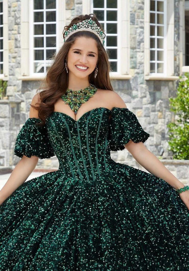 Joven con vestido de XV años verde esmeralda con pedrería, tiara y accesorios a juego