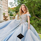 Joven con vestido de XV años azul brillante estilo princesa, al aire libre, ideal para fiestas elegantes.