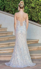 Mujer de espaldas con vestido largo de fiesta azul pastel con tirantes en un entorno exterior elegante