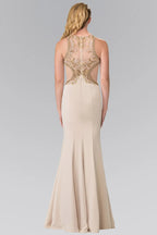 Vestido largo de fiesta color beige con espalda bordada en pedrería dorada, corte sirena.