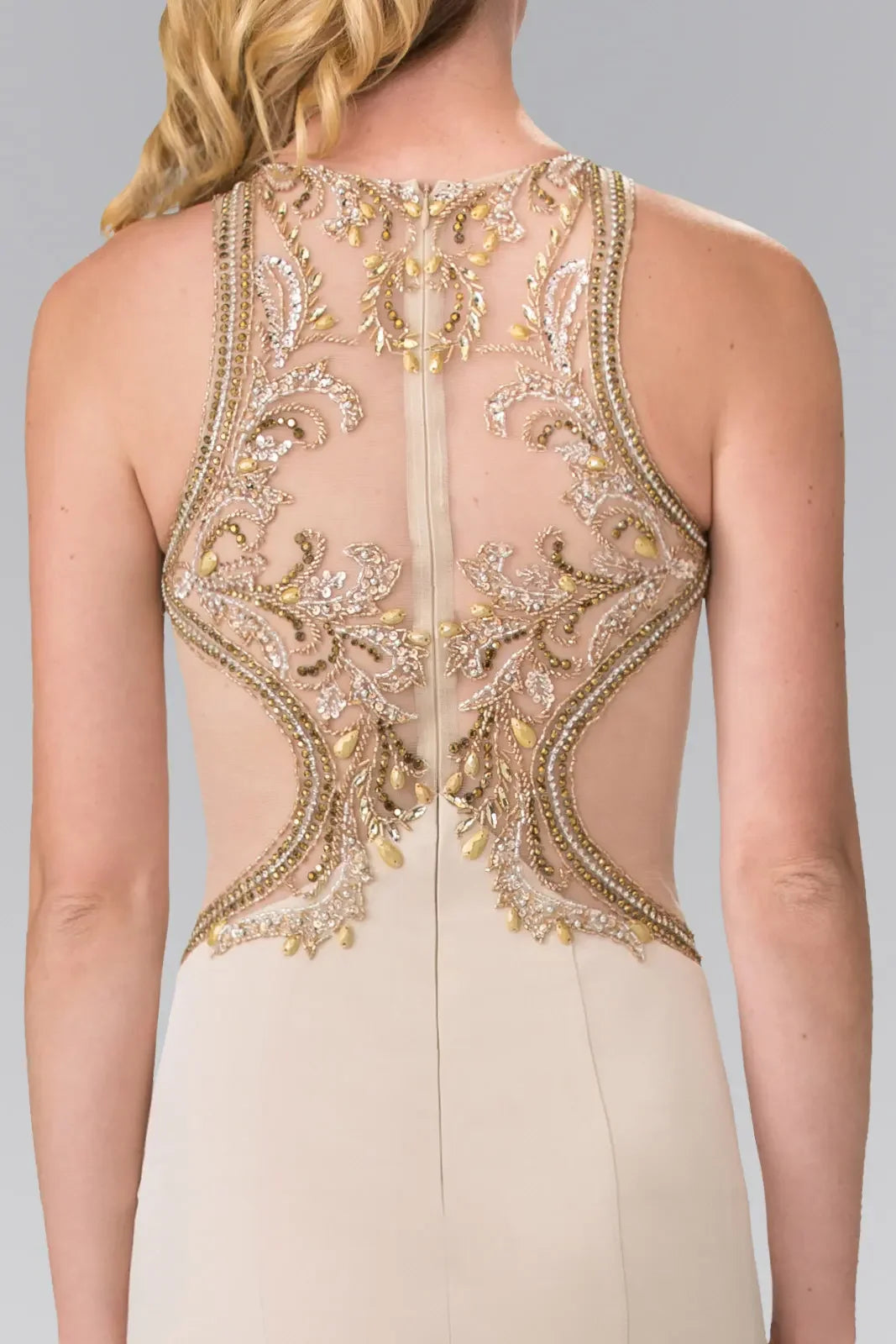 Espalda de vestido elegante beige con transparencias y bordado dorado, ideal para fiesta o boda