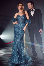 Pareja elegante, mujer con vestido de gala azul y hombre con esmoquin en ambiente sofisticado