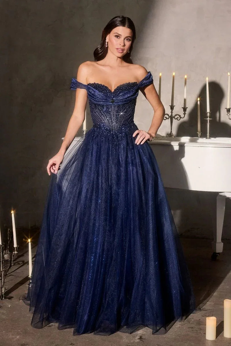 Mujer con vestido de fiesta azul marino escote corazón, fondo elegante con velas y piano blanco.