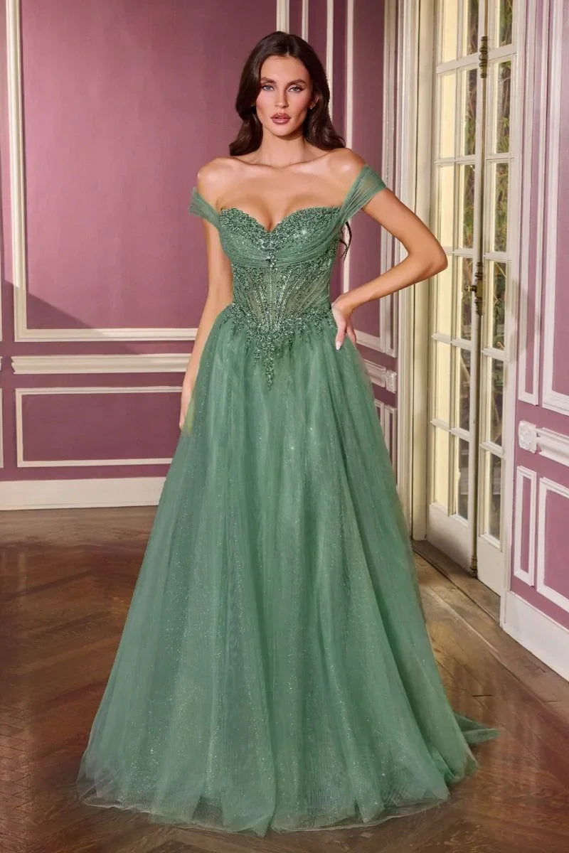 Mujer usando vestido de gala verde esmeralda, escote corazón y tul brillante, ideal para XV años o fiesta elegante.