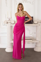 Mujer con vestido largo fucsia elegante, escote palabra de honor, ideal para fiesta o gala