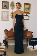 Vestido negro largo sin tirantes con pliegues, ideal para XV años, boda o fiesta elegante