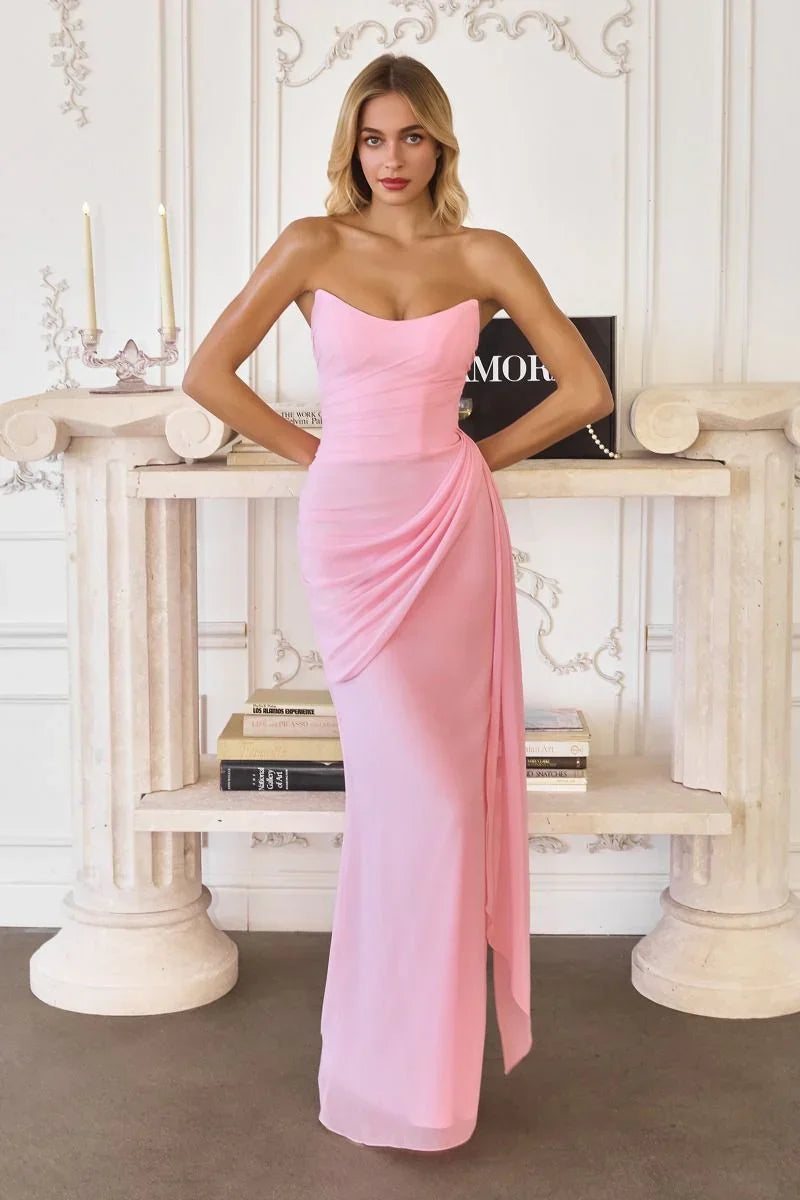 Mujer con vestido largo rosa de fiesta, escote corazón, ideal para eventos de XV años o bodas