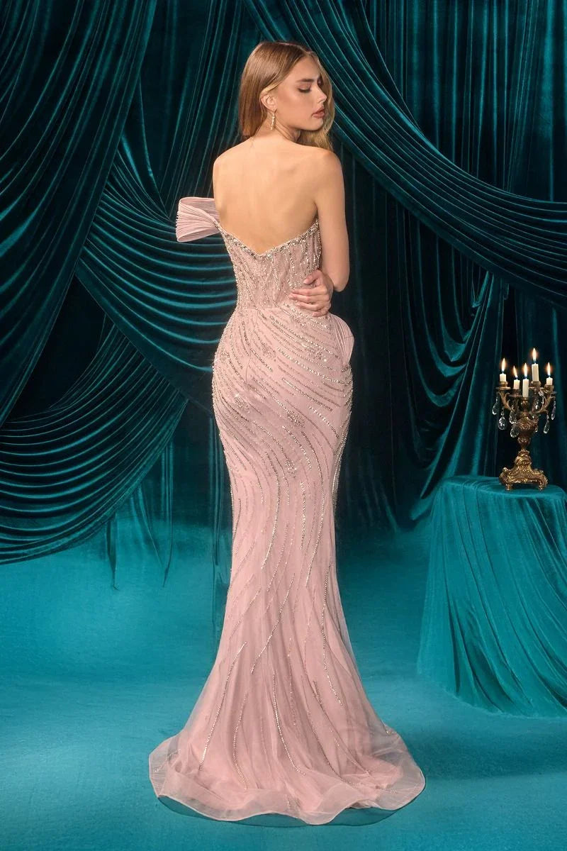 Mujer con vestido largo de fiesta rosa claro, ajustado con pedrería, fondo elegante azul.