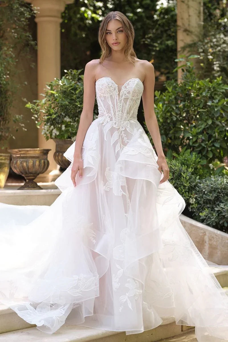 Vestido de novia blanco con corsé corazón y falda de tul bordado, ideal para bodas elegantes.
