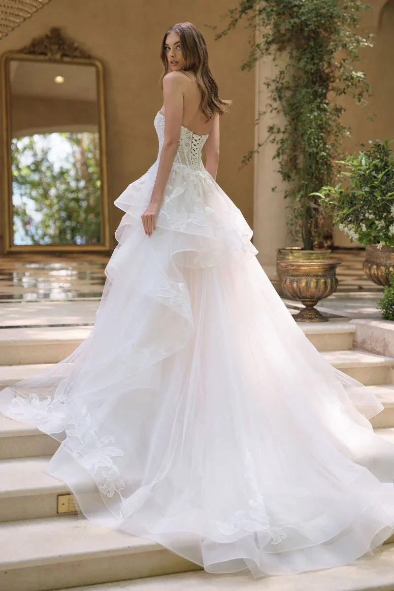 Vestido de novia blanco con corsé y falda de tul, elegante y voluminoso, ideal para boda.