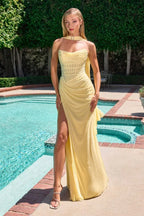 Vestido largo amarillo con escote halter y abertura lateral, ideal para XV años o fiestas elegantes
