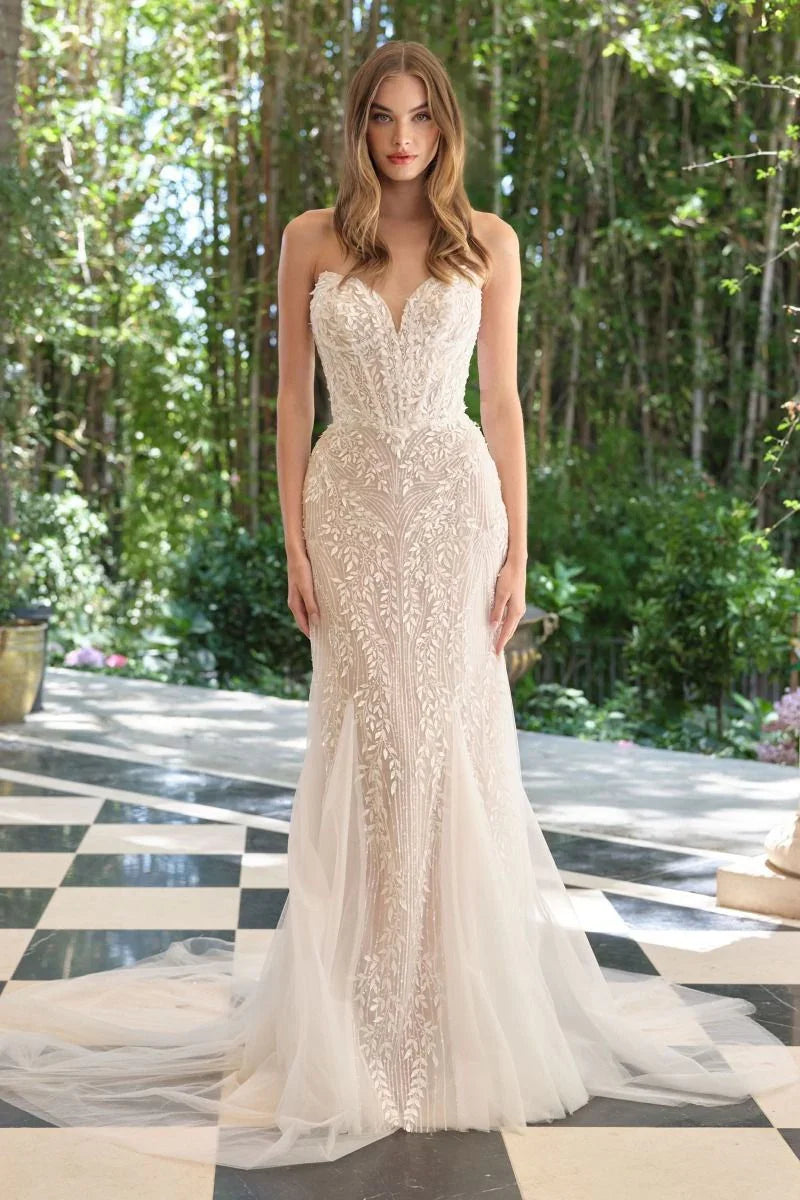 Vestido de novia ajustado con encaje y cola, ideal para boda o XV años en jardín
