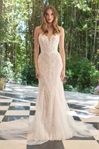 Vestido de novia ajustado con encaje y cola, ideal para boda o XV años en jardín