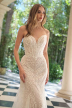 Vestido de novia ajustado con encaje floral y escote corazón, ideal para boda o XV años
