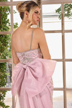 Vestido rosa con lazo grande y detalles brillantes, ideal para XV años o bodas