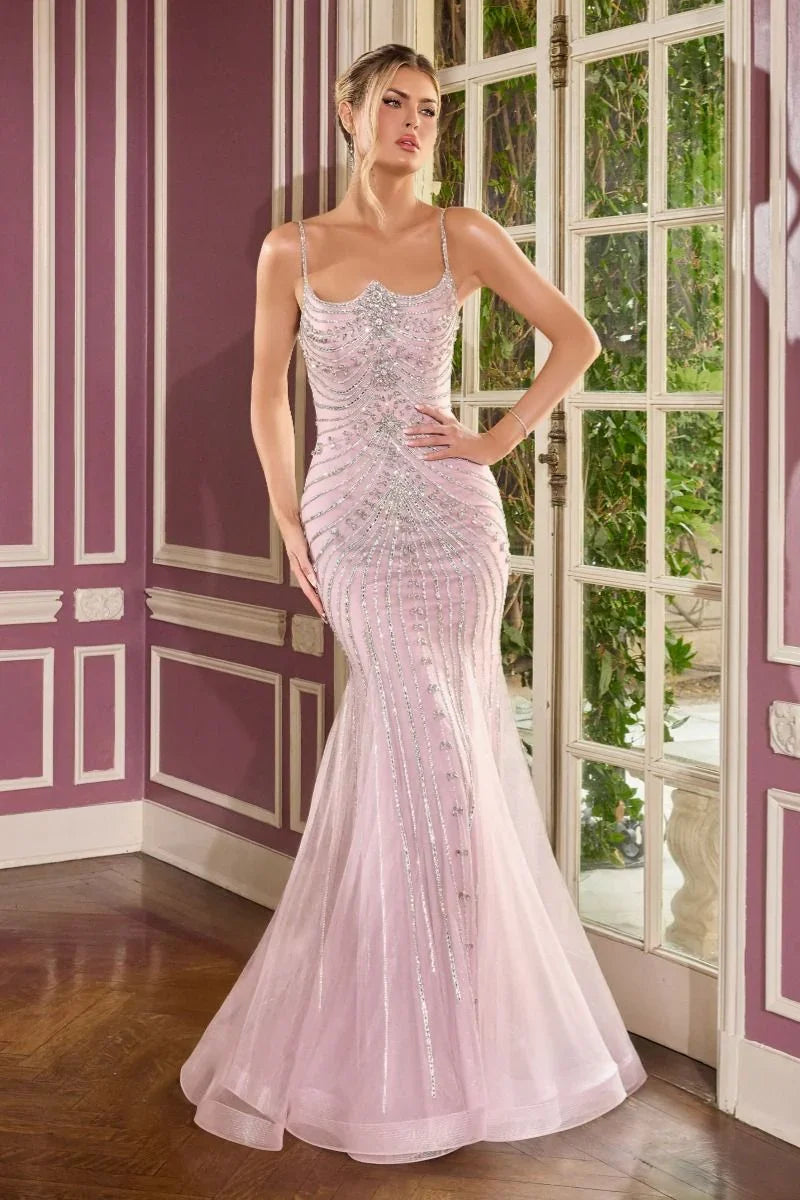 Vestido de fiesta rosa palo con lentejuelas y escote en V, ideal para XV años o bodas elegantes