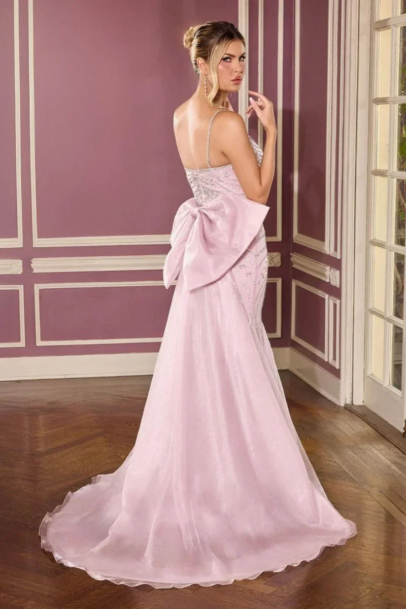 Vestido de XV años rosa palo con lazo grande y detalles brillantes, ideal para fiestas especiales y bodas