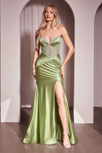 Vestido verde esmeralda con escote corazón y abertura lateral, ideal para XV años o fiestas elegantes