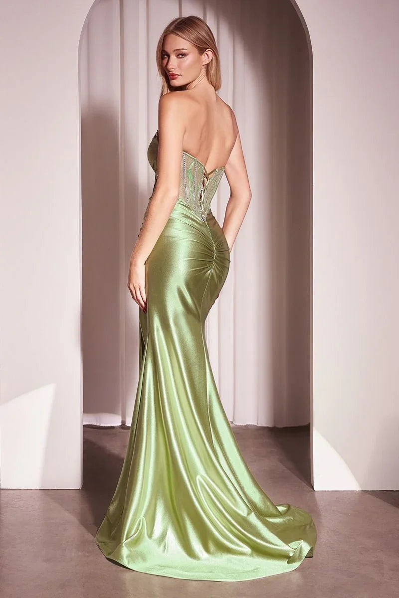 Vestido largo verde esmeralda con espalda descubierta y detalles brillantes, ideal para XV años o bodas