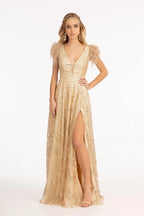 Vestido largo dorado con lentejuelas, escote profundo y hombros con plumas, ideal para XV años o fiestas elegantes