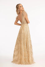 Vestido largo dorado con lentejuelas y plumas, ideal para XV años, boda o fiesta elegante