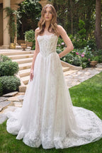 Vestido de novia con encaje y corset, ideal para bodas y XV años en jardín elegante