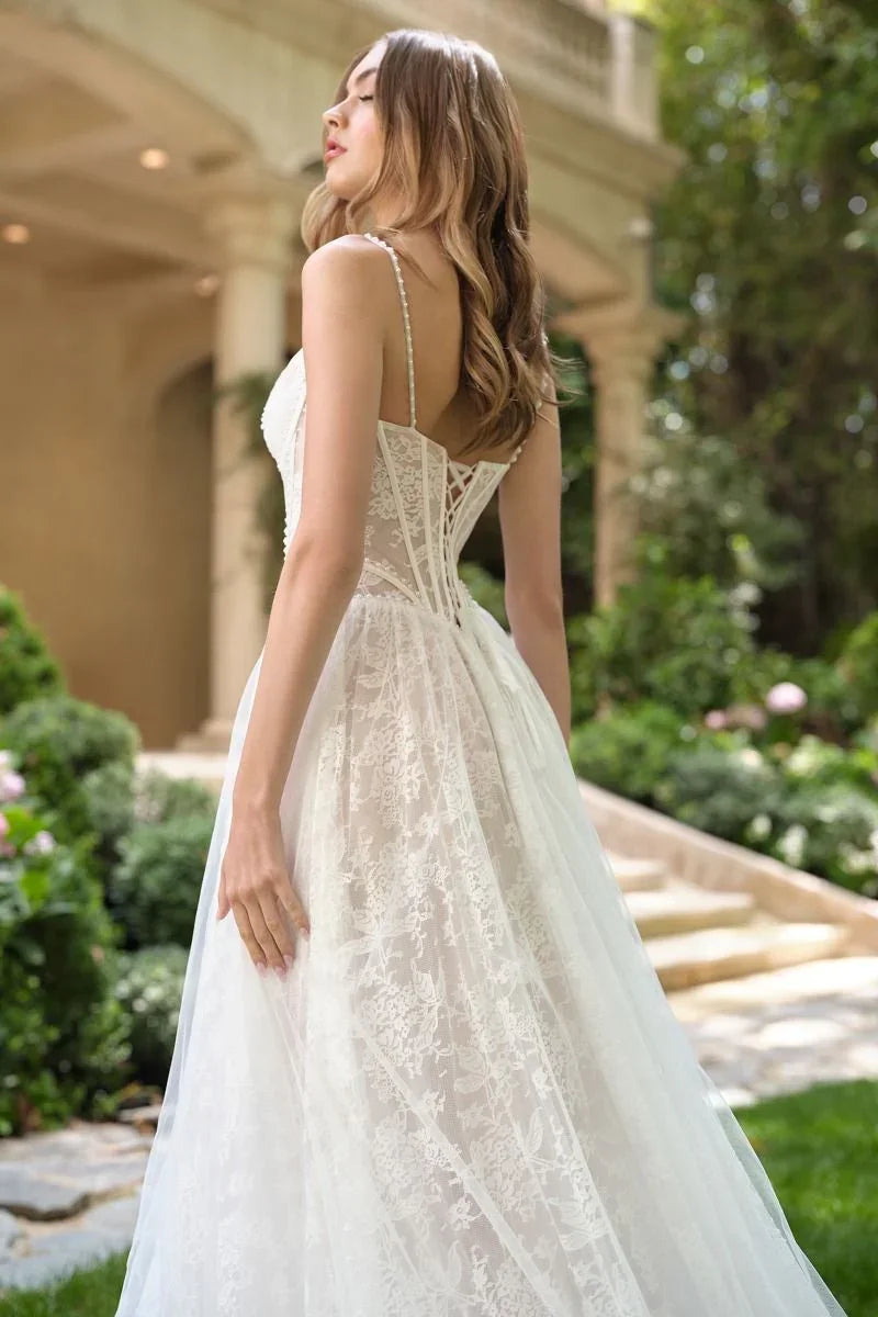 Vestido de novia con encaje y espalda descubierta, ideal para boda o XV años en jardín elegante