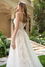Vestido de novia con encaje y espalda descubierta, ideal para boda o XV años en jardín elegante