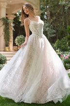 Vestido de novia con encaje y falda amplia, ideal para boda o XV años en jardín elegante