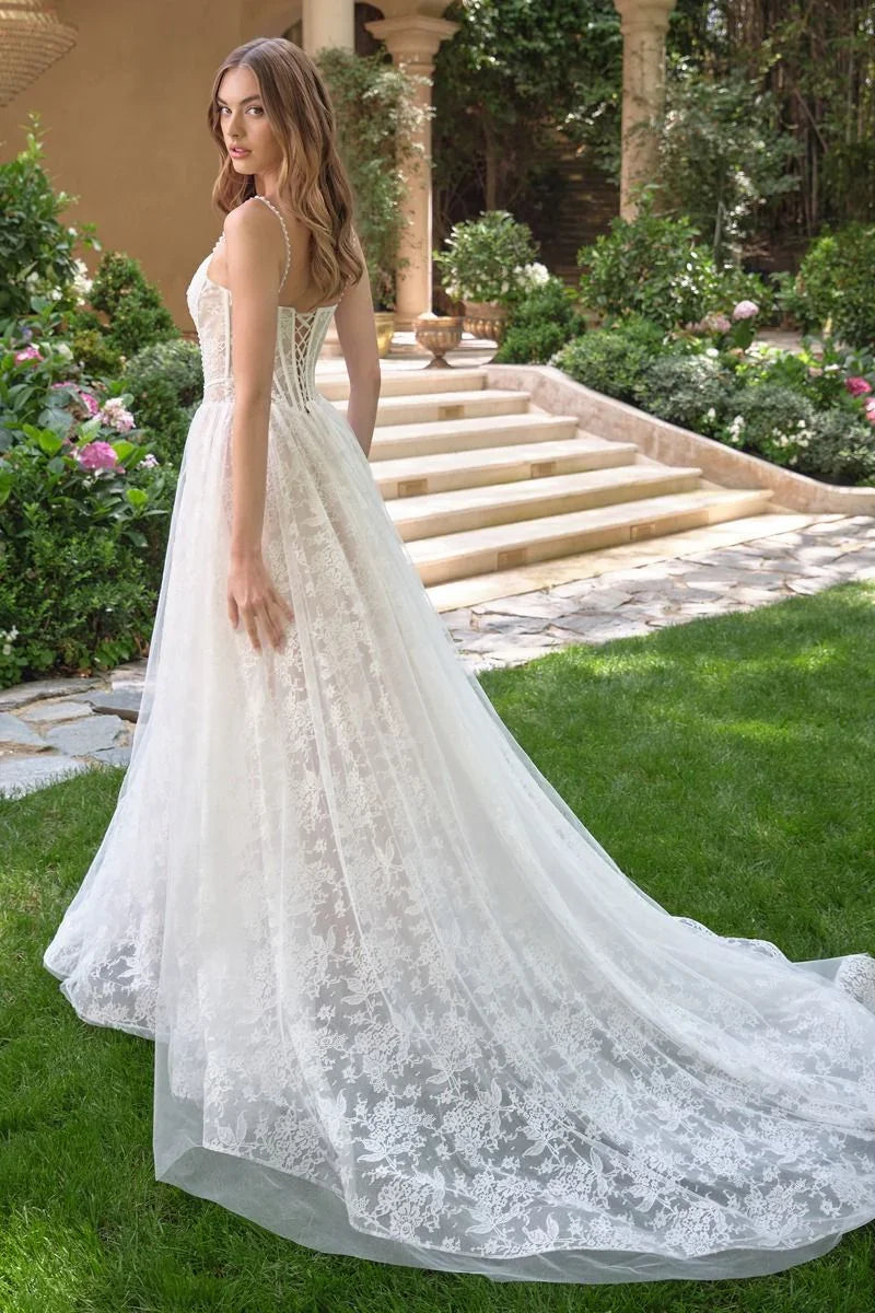 Vestido de novia con encaje y espalda cruzada, ideal para boda en jardín