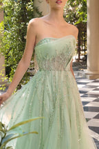 Vestido de novia verde menta con brillos y escote strapless, ideal para boda o XV años